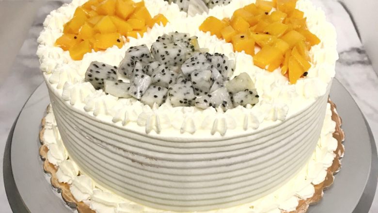 水果生日蛋糕,表面用八齿裱花嘴挤上简单的花纹，底下也来上一圈。裱花手残那样简单来那样。