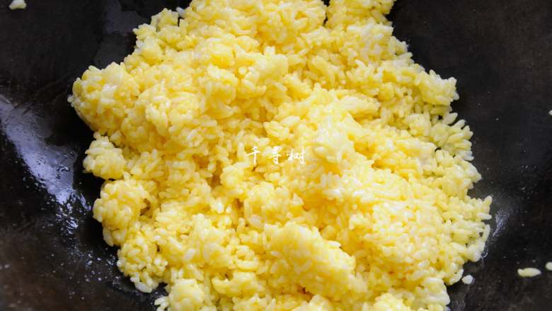 黄金蛋炒饭 完美金包银 剩米饭最Bigger的处理方法,倒入抓匀蛋黄液的米饭，翻炒。