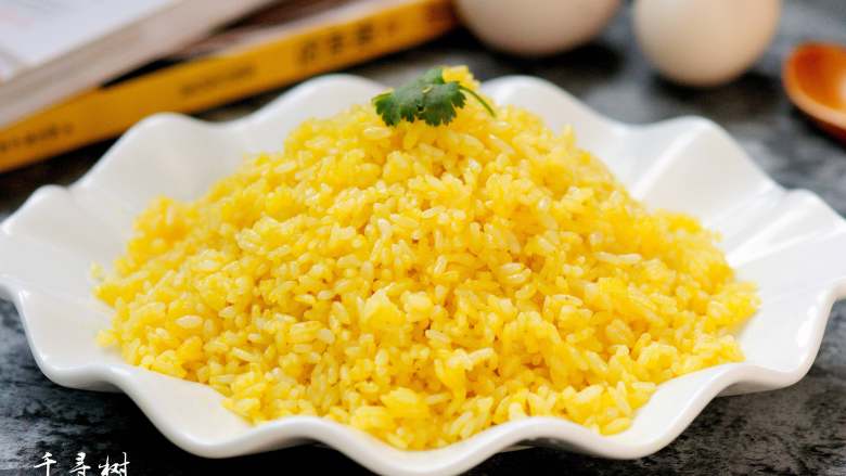 黄金蛋炒饭 完美金包银 剩米饭最Bigger的处理方法,黄金蛋炒饭成品，像一座小金山！