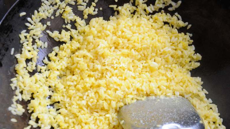 黄金蛋炒饭 完美金包银 剩米饭最Bigger的处理方法,再次炒匀，锅壁上粘着的米粒都开始跳动，就可以起锅盛盘了。