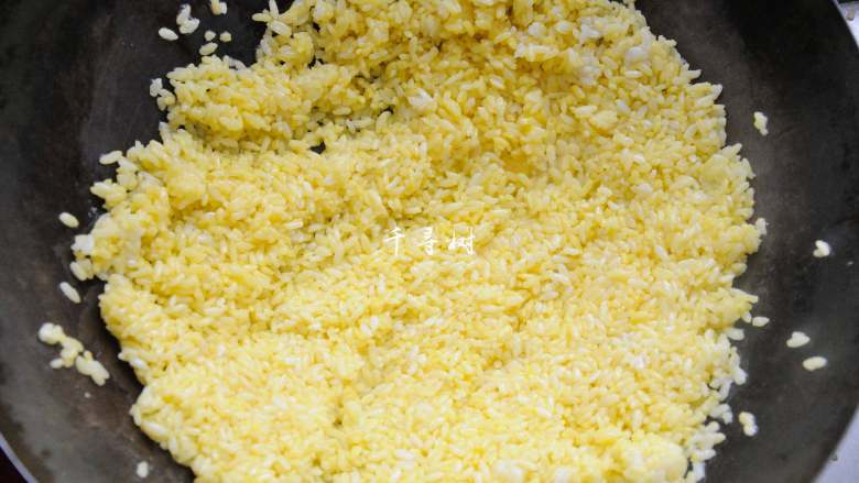 黄金蛋炒饭 完美金包银 剩米饭最Bigger的处理方法,保持中大火力，不停的翻炒。翻炒的过程中尽量用压的方式，避免使用切的方式，那样会容易把米粒都切断的。