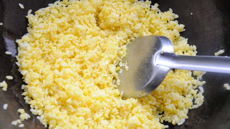黄金蛋炒饭 完美金包银 剩米饭最Bigger的处理方法,一直炒到米粒之间不再相互粘在一起，开始松散，根据自己口味放上适量盐。

