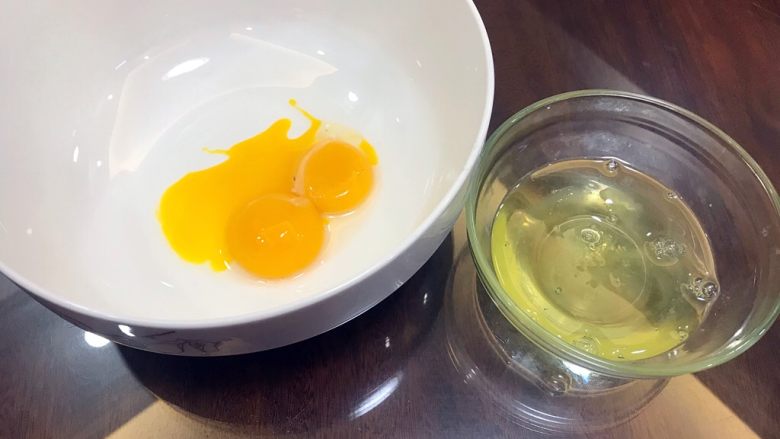 黄金牛肉蛋炒饭,鸡蛋的蛋白蛋黄分开放