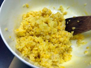 黄金牛肉蛋炒饭,搅拌均匀，让每粒米饭上都粘上蛋黄液