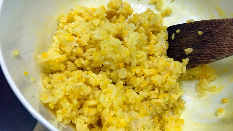 黄金牛肉蛋炒饭,搅拌均匀，让每粒米饭上都粘上蛋黄液