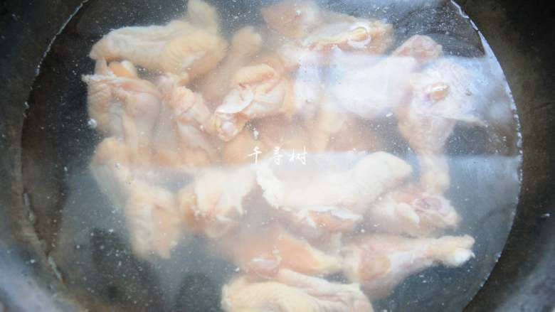 红烧鸡翅根 肉嫩鲜香 连汤汁都会被拌上米饭吃光光,鸡翅根凉水入锅，开大火烧开。