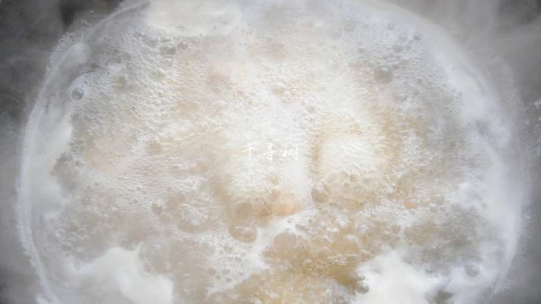 红烧鸡翅根 肉嫩鲜香 连汤汁都会被拌上米饭吃光光,焯水约2-3分钟即可。