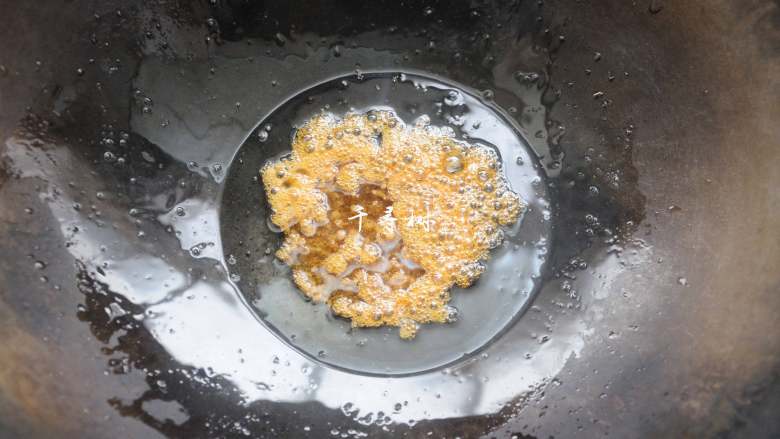 红烧鸡翅根 肉嫩鲜香 连汤汁都会被拌上米饭吃光光,待白糖变成棕黄色的密集小泡浮了起来，这时候的糖色就炒好了。