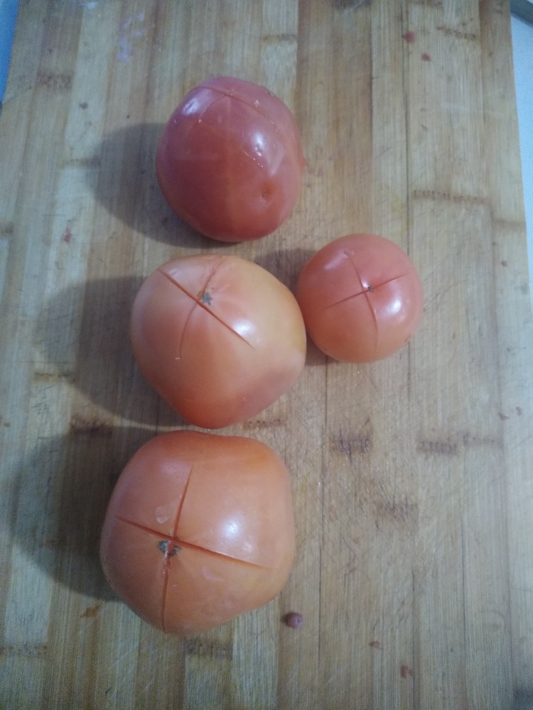美味疙瘩汤,<a style='color:red;display:inline-block;' href='/shicai/ 3551'>西红柿</a>在顶上划一个十字，用开水烫一下去皮。