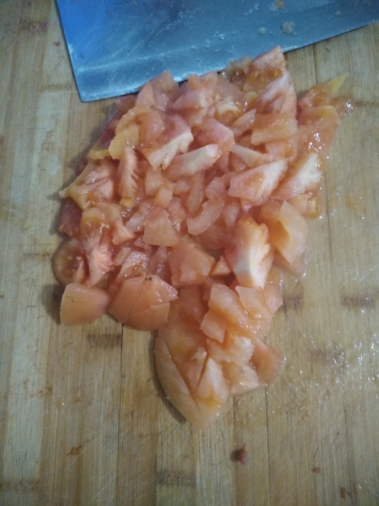 美味疙瘩汤,西红柿切碎。
