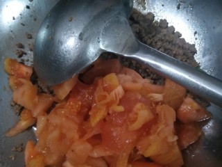 美味疙瘩汤,下入西红柿炒出汤汁。