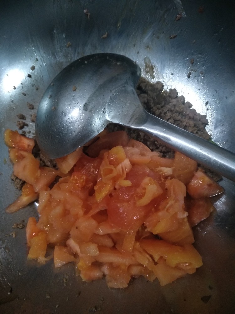 美味疙瘩汤,下入西红柿炒出汤汁。