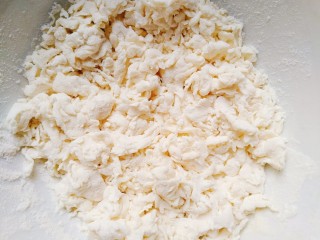 美味疙瘩汤,如果有大块的可以用手分开粘上面粉防止粘连。