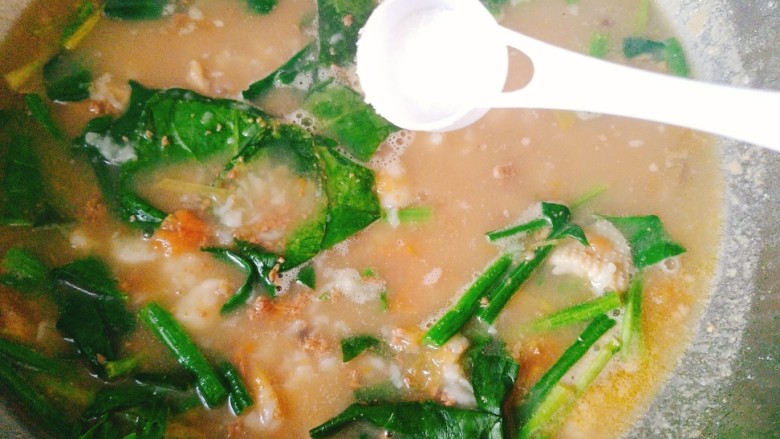 美味疙瘩汤,放入锅中临出锅的时候加盐。