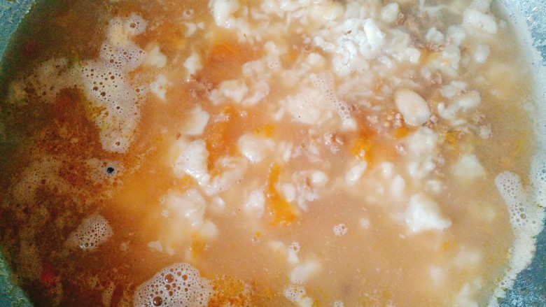 美味疙瘩汤,均匀的撒入锅中。