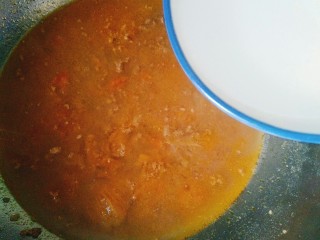 美味疙瘩汤,锅中加入水熬煮。