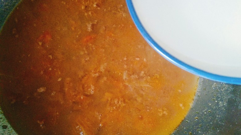 美味疙瘩汤,锅中加入水熬煮。