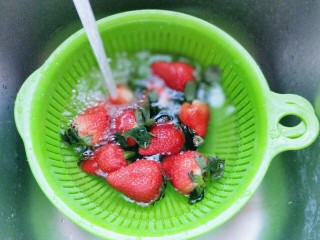 百变水果＋宝宝餐-零添加草莓罐头,冷水冲洗。