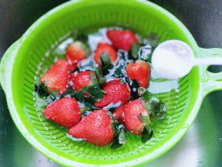 百变水果＋宝宝餐-零添加草莓罐头,之后再加入清水，加入盐泡15分钟。
