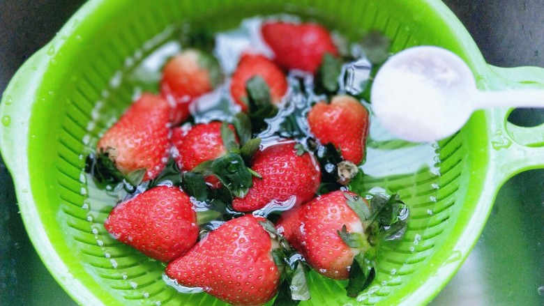 百变水果＋宝宝餐-零添加草莓罐头,之后再加入清水，加入盐泡15分钟。