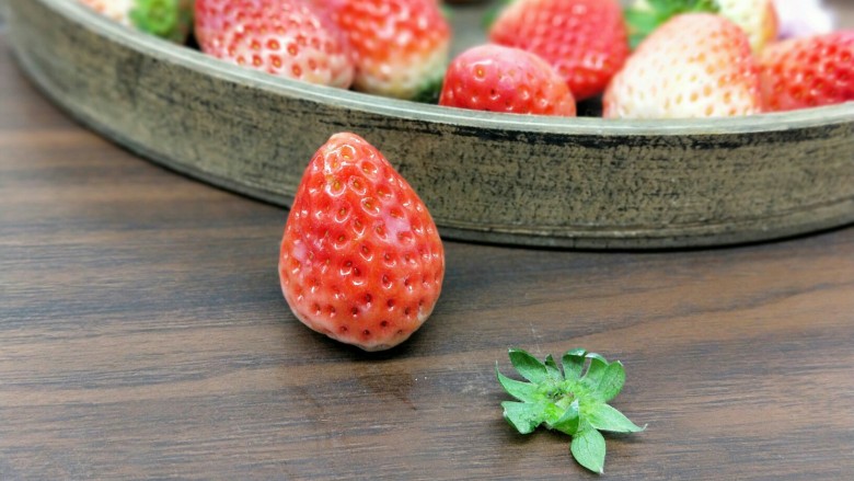 百变水果＋宝宝餐-零添加草莓罐头,冷水冲洗。
