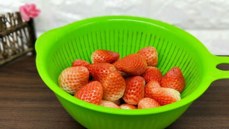 百变水果＋宝宝餐-零添加草莓罐头,依次去蒂的草莓，再用清水冲洗。
