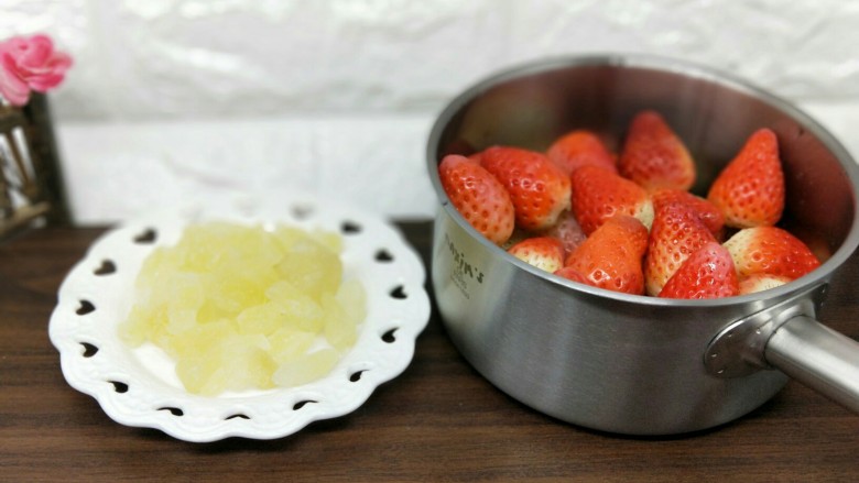 百变水果＋宝宝餐-零添加草莓罐头,准备工作完成。