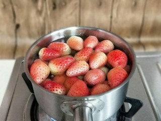 百变水果＋宝宝餐-零添加草莓罐头,这时加入草莓，大火煮5分钟即可。
