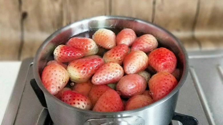 百变水果＋宝宝餐-零添加草莓罐头,这时加入草莓，大火煮5分钟即可。