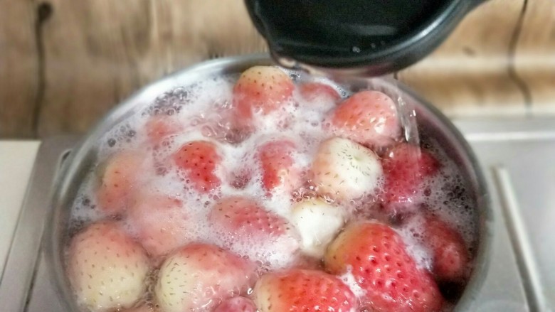 百变水果＋宝宝餐-零添加草莓罐头,加入少许柠檬汁，可以增长保质期。关火。