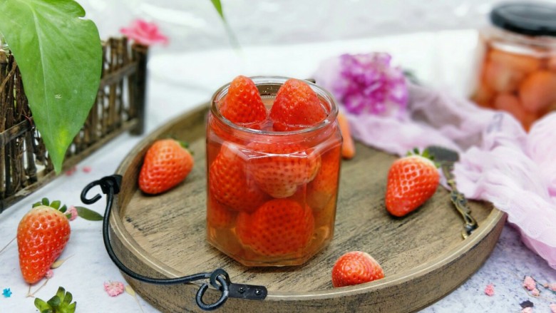 百变水果＋宝宝餐-零添加草莓罐头,装入消毒的玻璃器具中。放入冰箱冷藏后口感更加。