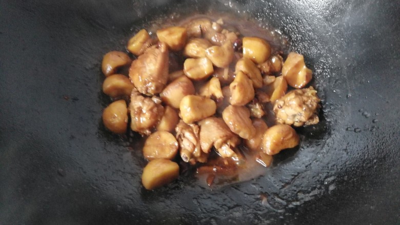栗子烧鸡翅,最后收汁起锅装盘。