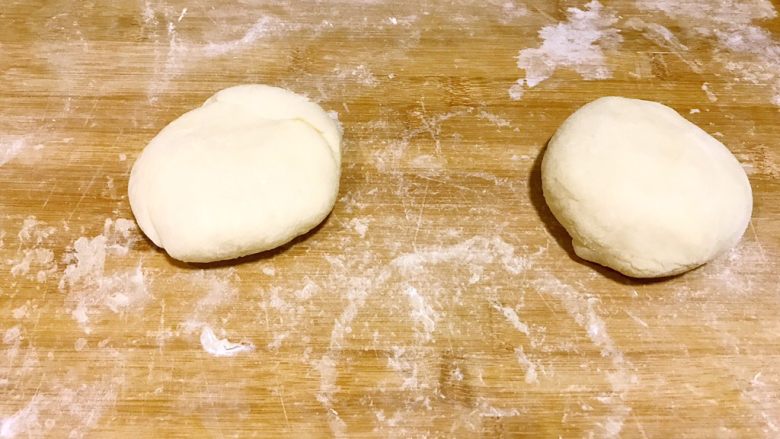 葱油千层饼,分成两个面团，我这里是做了两份饼的量。