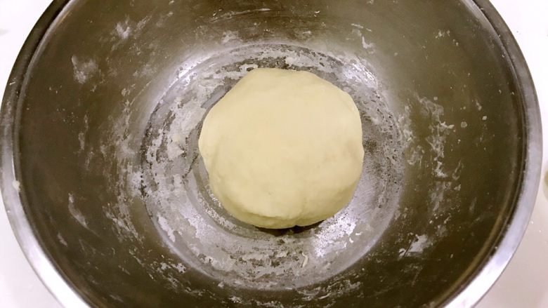 葱油千层饼,揉成光滑细腻的面团。