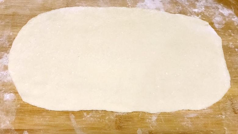 葱油千层饼,用擀面杖擀成长方形。