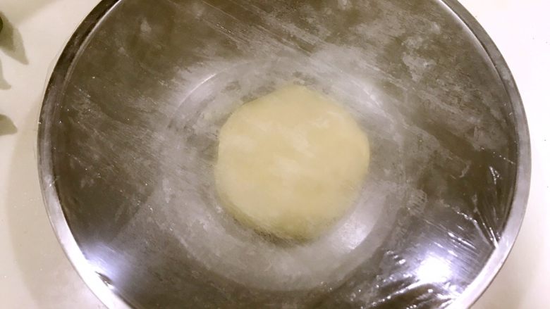 葱油千层饼,用保鲜膜盖住，饧面半小时。（不着急吃的话也饧可以一个小时）