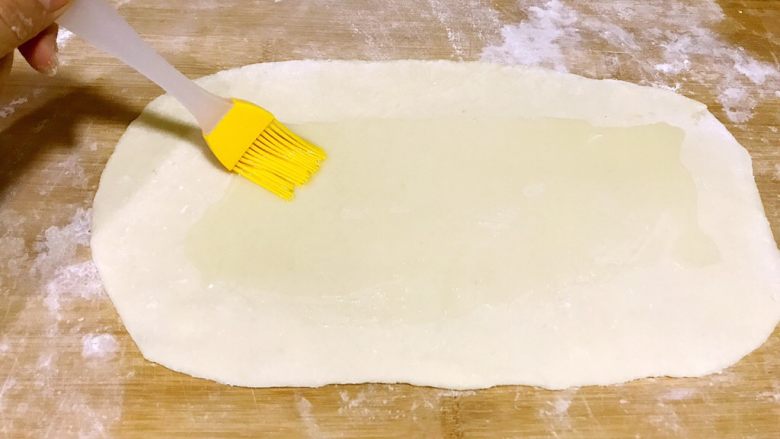 葱油千层饼,用油刷把饼均匀的刷上一层油。