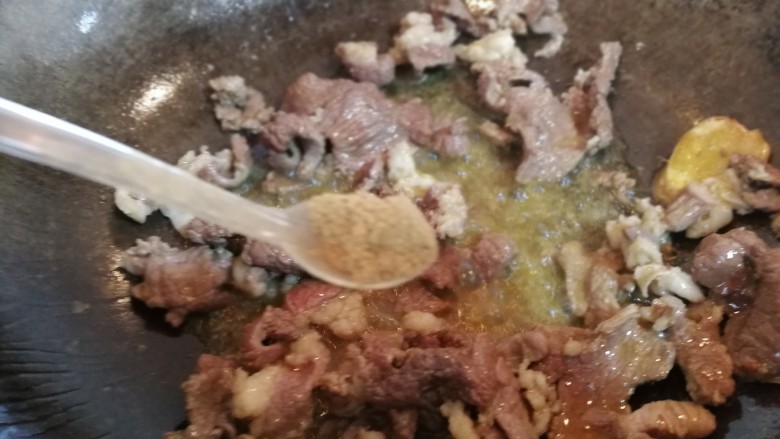 羊肉爆炒蛋葱椒,再放入一小勺13香，继续将羊肉炒熟。