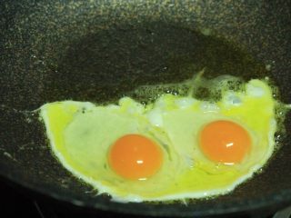 炒粉,油热打入鸡蛋，也可以打散后打入，翻炒