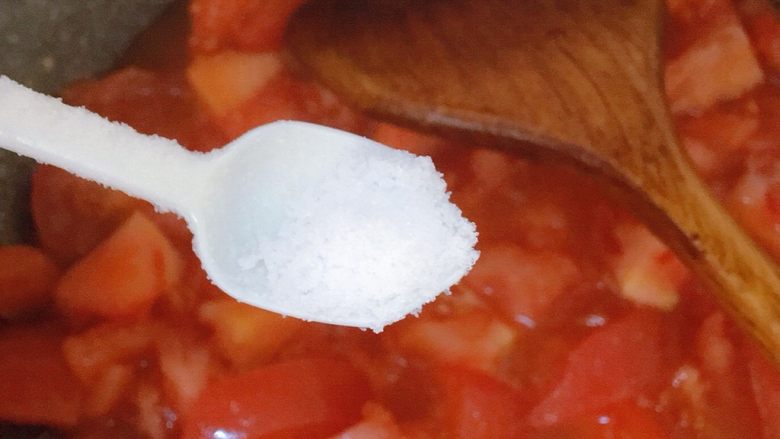 番茄牛腩面,锅内加少许油，倒入番茄炒出汁水，加一小勺盐翻炒