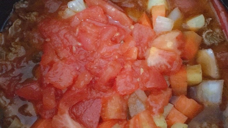 番茄牛腩面,高压锅时间到后，把洋葱土豆胡萝卜和剩下的一半番茄都倒进去，煮15分钟即可