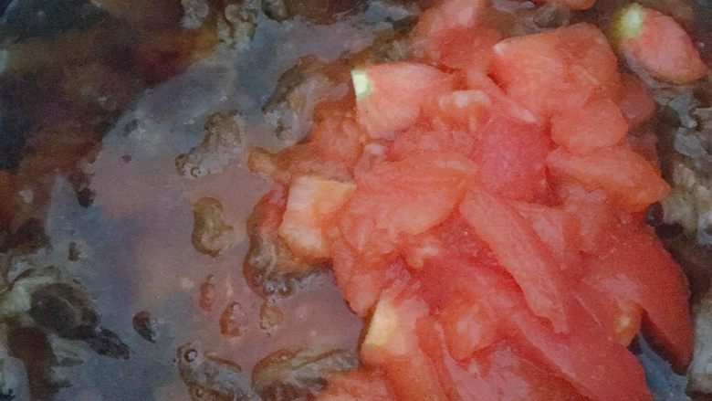 番茄牛腩面,牛腩煮好后开盖，倒入一半的番茄，搅拌均匀后继续煮30分钟