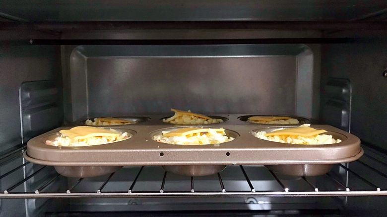 创意料理の马苏里拉奶酪芝士馒丁水果挞,放入烤箱，中层，180°，20分钟