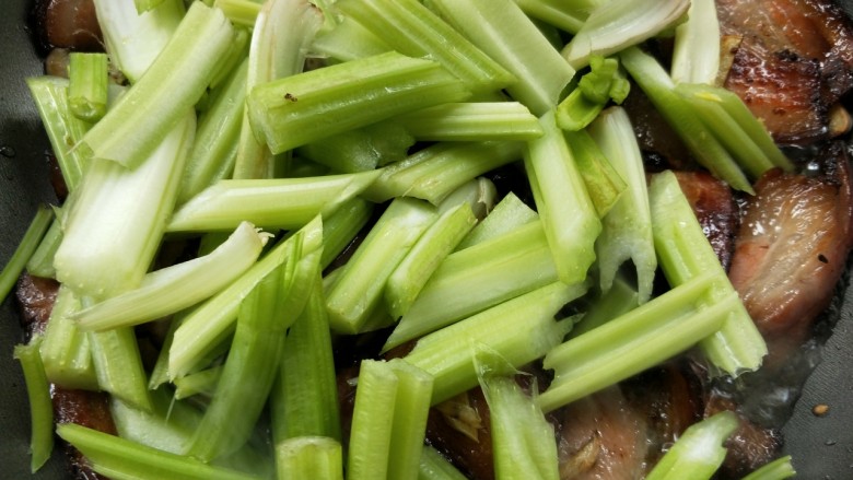 一菜二吃-豉椒芹菜炒腊肉,炒至腊肉九成熟时，倒入芹菜翻炒。