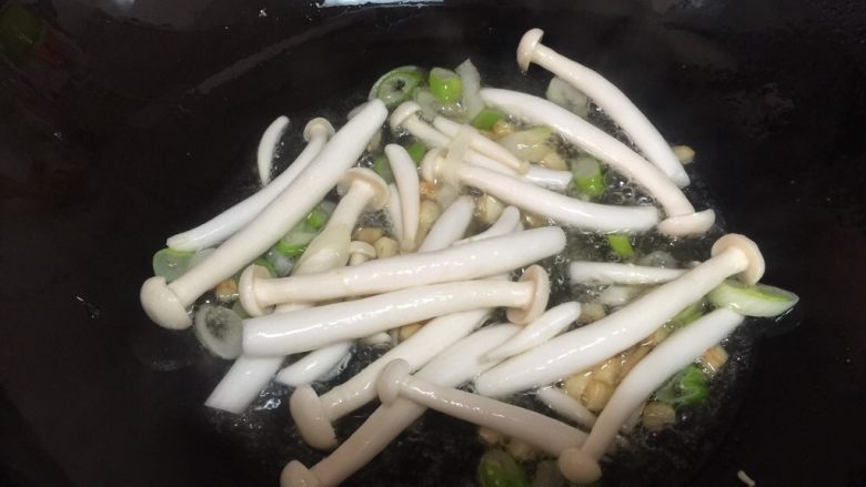 素炒豆腐皮,葱蒜爆香后放入白玉菇翻炒