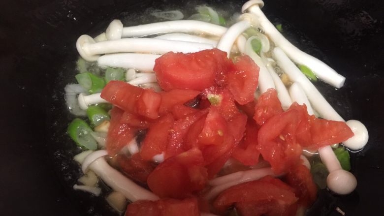 素炒豆腐皮,加入切碎的西红柿
