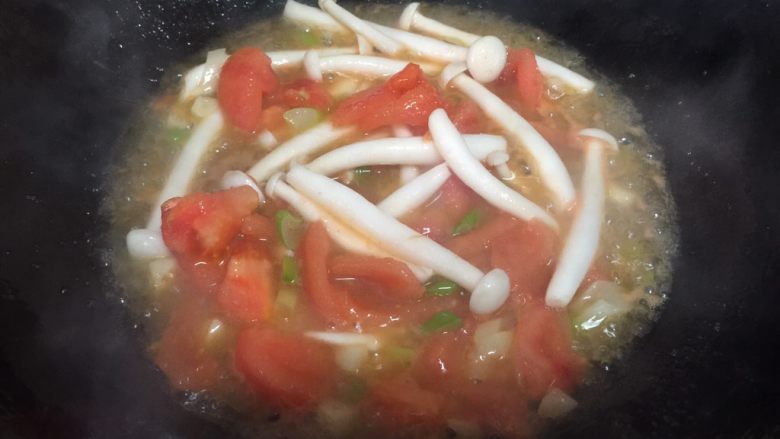 素炒豆腐皮,西红柿会炒出少许汤汁，不要烧干了。