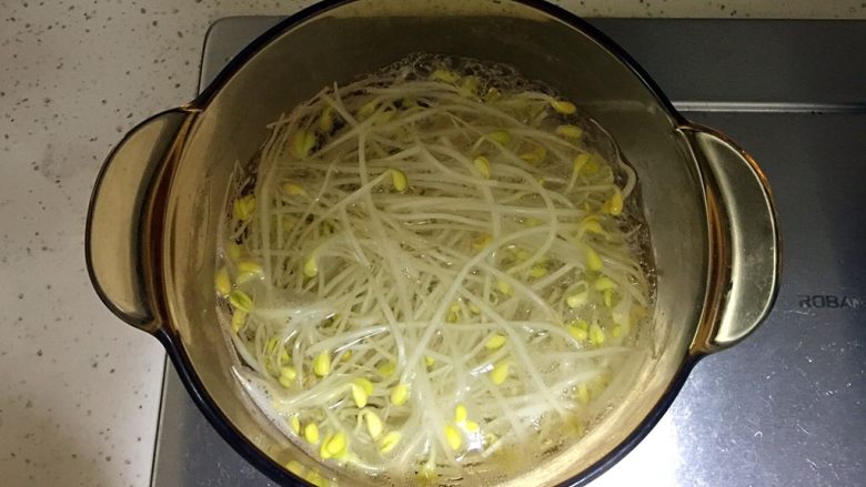 川味毛血旺,锅中烧水，水开后放入黄豆芽煮熟。