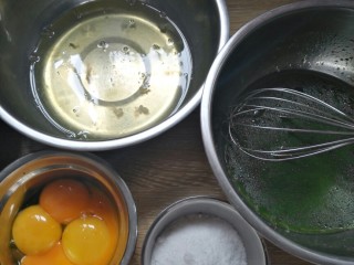 菠菜汁蛋糕卷,准备好材料，鸡蛋分离，菠菜汁和油混合均匀