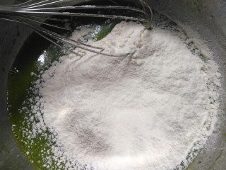 菠菜汁蛋糕卷,过筛低粉，搅拌均匀